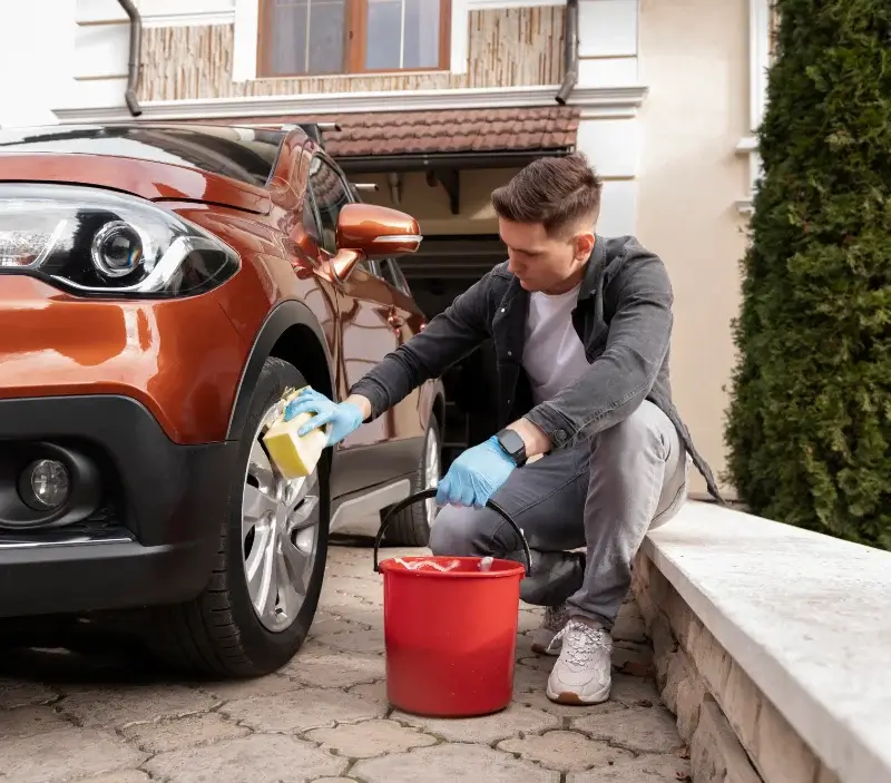 Lavage auto à domicile Méral : professionnel intervenant sur un véhicule